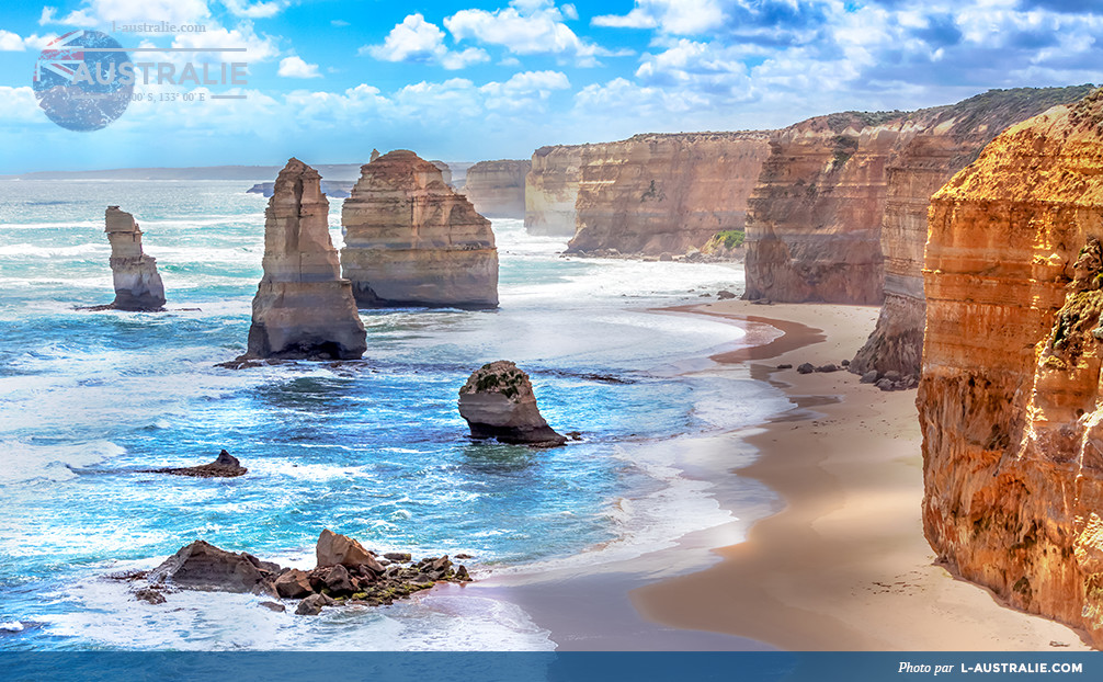 Les Douze apôtres et les falaises d'or sur le long de Great Ocean Road en Australie