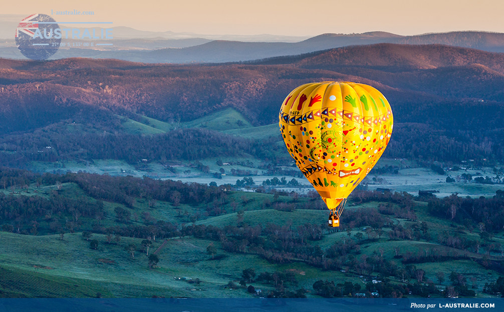 Un vol de montgolfière au lever du soleil sur la vallée de Yarra à Victoria en Australie