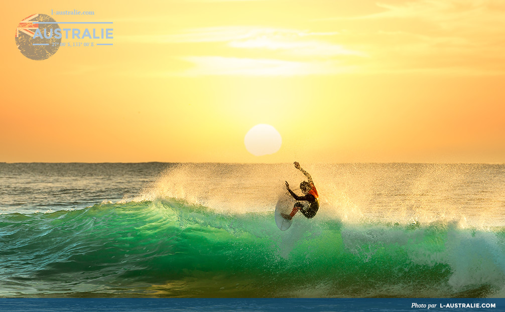 Surfer une vague verte au lever de soleil en Australie