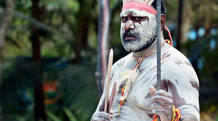 homme guerrier autochtone de Yugambeh en Australie