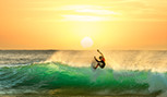 Surfer une vague verte au lever de soleil en Australie